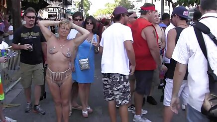 En azından elbiselerini çıkarmak oral sex videoları için sabırsızlanıyor.