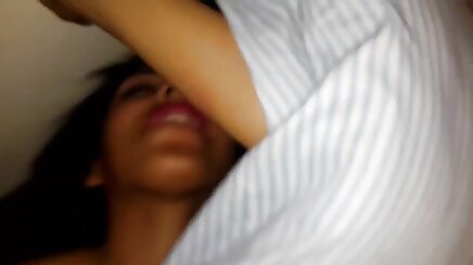 Genç partiden sonra oda arkadaşını baştan çıkarıyor seks oral porno